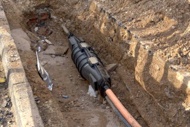 Birleşik Krallık 'ta Cheltenham' da Açık Kamu Hizmetleri Kabloları ile Yapım Altında Yol