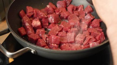 Man Baharatlı Biftek ve Kızartma Tavasında Tuz