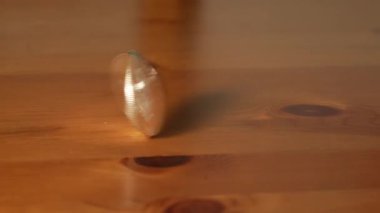 Yakın plan Amerikan Gümüş Doları Tahta Masa Üzerinde Döndüren Para