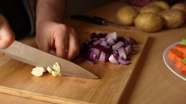 Mutfakta sarımsak doğruyorum.