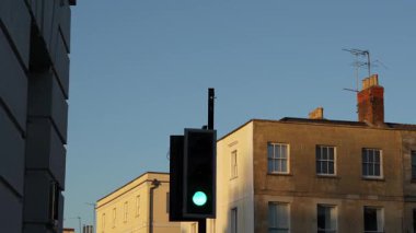 Trafik ışıkları arka planda binalarla kırmızıya dönüyor, Cheltenham, İngiltere