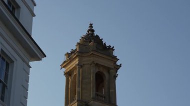 Cheltenham, İngiltere 'deki Eski Bir Binanın Çatı Üzerinde Birçok Güvercin