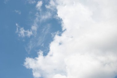 Mavi gökyüzü arka planı. Bulutlu gökyüzü. Bulutlu mavi gökyüzü.