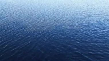 Mavi su yüzeyi. Su dalgalanması videosu.