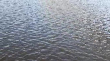 Karanlık su yüzeyi. Su dalgalanması arkaplanı.