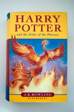 J. K. Rowling 'in Harry Potter ve Phoenix Tarikatı adlı kitabı izole edilmiş beyaz. Kyiv, Ukrayna - 04 -05 -2025. 