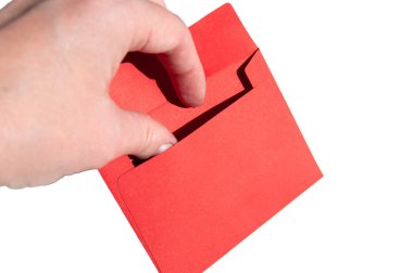 Beyaz üzerine kırmızı bir zarf tutan bir el. Küçük kırmızı bir zarf açan bir el. Elinde kırmızı bir zarf olan bir el..