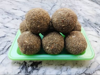 Gond ke laddu ayrıca Karadantu, Antinaunde Gondh Ladoo Buğday unundan, Tragacanth yenilebilir sakızı, Khus Khus, Badam, Gud, Ghee, Jaggery, Gur, Coconut, Dry Fruits olarak da bilinir. Hamile Kadın Diyet Yemeği