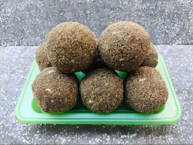 Gond ke laddu ayrıca Karadantu, Antinaunde Gondh Ladoo Buğday unundan, Tragacanth yenilebilir sakızı, Khus Khus, Badam, Gud, Ghee, Jaggery, Gur, Coconut, Dry Fruits olarak da bilinir. Hamile Kadın Diyet Yemeği