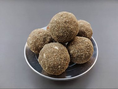 Gond ke laddu ayrıca Karadantu, Antinaunde Gondh Ladoo Buğday unundan, Tragacanth yenilebilir sakızı, Khus Khus, Badam, Gud, Ghee, Jaggery, Gur, Coconut, Dry Fruits olarak da bilinir. Hamile Kadın Diyet Yemeği