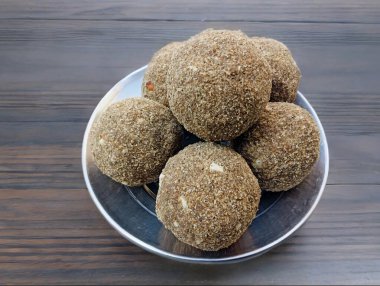 Gond ke laddu ayrıca Karadantu, Antinaunde Gondh Ladoo Buğday unundan, Tragacanth yenilebilir sakızı, Khus Khus, Badam, Gud, Ghee, Jaggery, Gur, Coconut, Dry Fruits olarak da bilinir. Hamile Kadın Diyet Yemeği