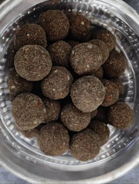 Gond ke laddu ayrıca Karadantu, Antinaunde Gondh Ladoo Buğday unundan, Tragacanth yenilebilir sakızı, Khus Khus, Badam, Gud, Ghee, Jaggery, Gur, Coconut, Dry Fruits olarak da bilinir. Hamile Kadın Diyet Yemeği