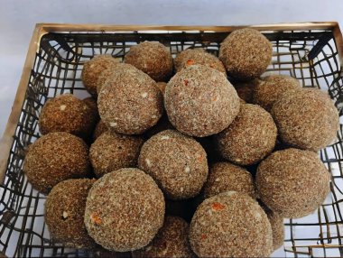 Gond ke laddu ayrıca Karadantu, Antinaunde Gondh Ladoo Buğday unundan, Tragacanth yenilebilir sakızı, Khus Khus, Badam, Gud, Ghee, Jaggery, Gur, Coconut, Dry Fruits olarak da bilinir. Hamile Kadın Diyet Yemeği