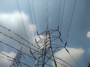 Yayın kulesi, elektrik direği, su kulesi, yüksek gerilim direği, yüksek voltaj elektrik direği.