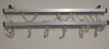 Banyodaki duvarda asılı metal elbise askısı