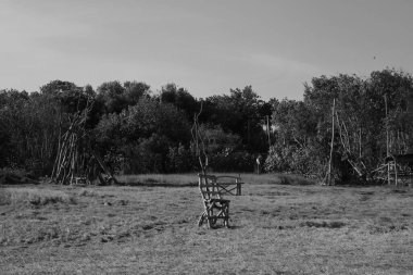 Görüntü aktif kraterden yükselen büyük beyaz dumanlı volkanik bir manzaraya sahiptir. Çevresindeki arazi engebeli, çorak dağlardan oluşur ve alçak bölgeleri sisli bulut veya sis kaplar..