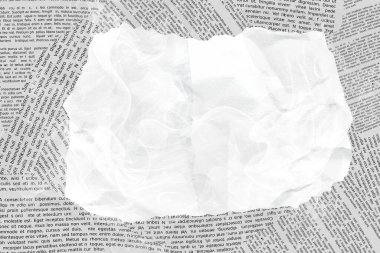 Gri duman arkaplanı üzerine beyaz yırtık kağıt, yumuşak odak