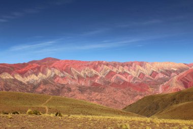 Hornocal 'a ya da 14 Renk Tepesi' ne büyüleyici bir yakın çekim Salta 'daki canlı renklerini ve çarpıcı jeolojik oluşumlarını gözler önüne serer.