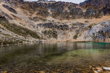 Turkuaz Gölünden manzara, doğanın güzelliği.