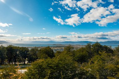 Kıtır yaz havası kısmen eritilmiş Savaş Buzulu manzarası üzerinde