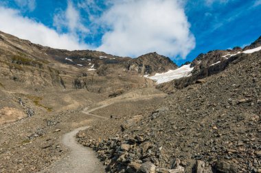 Eriyen kar kenarlarının yakın plan görüntüsü kayalık buzullara karışıyor.