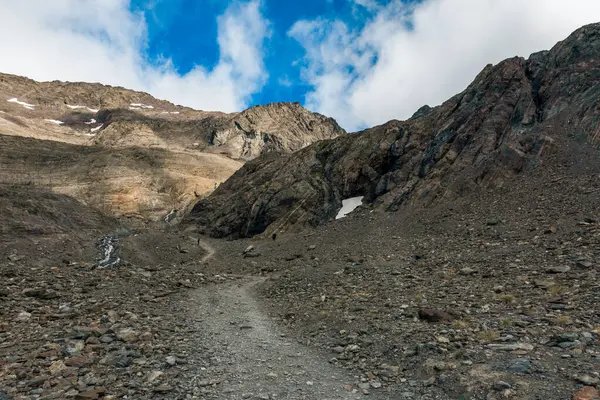 Görkemli Savaş Buzulu kısmen yüksek dağ duvarlarıyla gizlenmiş.