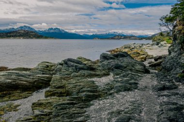 Bulutların Örtüsü Alacakaranlıktaki Kıyı Yolunu Yumuşatıyor