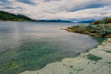 Bulutlu Gökyüzü Kartal Kanalı Suları Üzerine Karamsar Yansımalar Yapıyor