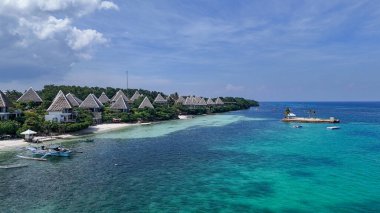 Beyaz kumlu bir sahil boyunca kurulmuş ve yemyeşil yemyeşil ile çevrili kendine özgü A çerçeveli villaları olan güzel bir sahil beldesi. Turkuaz sular, palmiye ağaçları olan küçük bir ada ve geleneksel