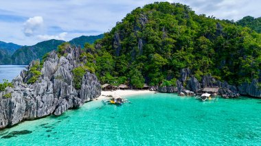Dramatik kireçtaşı uçurumları, yemyeşil bitki örtüsü ve turkuaz sularla çevrili nefes kesici tropikal bir sahil. Geleneksel iskele tekneleri kıyıya yakın yüzer ve buna yerel bir cazibe katar.