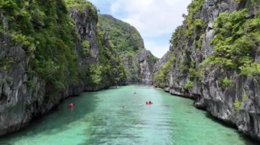 Kristal berrak sularda ve Filipinler 'deki Büyük Göl' ün yüksek kireçtaşı tepelerinde nefes kesici bir insansız hava aracı yolculuğu yaşayın. Bu çarpıcı doğa harikası, yemyeşil