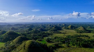 Bohol, Filipinler 'deki Chocolate Hills' in nefes kesici hava manzarası yeşil çimlerle kaplı, yuvarlanan, simetrik tepeleri gösteriyor. Bu kireçtaşı oluşumları ufka kadar uzanıyor.