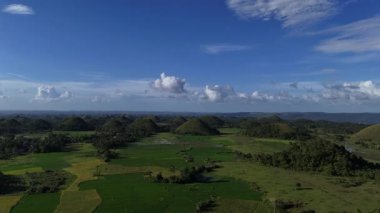 Filipinler, Bohol 'daki ünlü Chocolate Hills' in nefes kesici hava manzarası. Bu yemyeşil bitki örtüsüyle kaplanmış eşsiz kireçtaşı oluşumları, parlak bir bitki örtüsü altında çarpıcı bir doğal manzara yaratır.