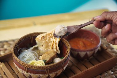 Malang Köfteleri bambu tepsisinde el yapımı çömlek kaselerinde servis ediliyor.