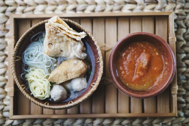 Malang Köfteleri bambu tepsisinde el yapımı çömlek kaselerinde servis ediliyor.