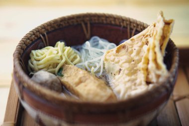 Malang Köfteleri, kırsal ve büyüleyici bir düzende baharatlı acı biber sosuyla servis edilir. Kültürel mutfak sanatı ve lezzetli mutfaklar sergilenir.