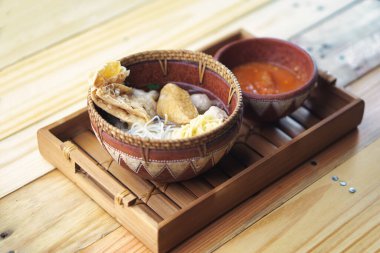 Malang Köfteleri, kırsal ve büyüleyici bir düzende baharatlı acı biber sosuyla servis edilir. Kültürel mutfak sanatı ve lezzetli mutfaklar sergilenir.