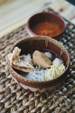 Malang Köfteleri bambu tepsisinde el yapımı çömlek kaselerinde servis ediliyor.