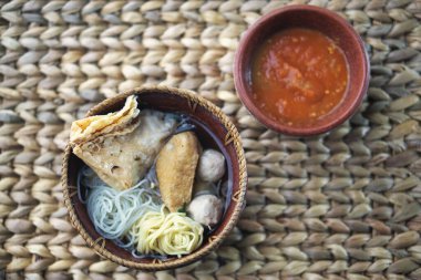 Malang Köfteleri bambu tepsisinde el yapımı çömlek kaselerinde servis ediliyor.