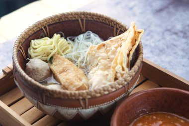 Malang Köfteleri, kırsal ve büyüleyici bir düzende baharatlı acı biber sosuyla servis edilir. Kültürel mutfak sanatı ve lezzetli mutfaklar sergilenir.