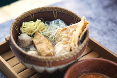 Malang Köfteleri, kırsal ve büyüleyici bir düzende baharatlı acı biber sosuyla servis edilir. Kültürel mutfak sanatı ve lezzetli mutfaklar sergilenir.