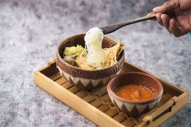 Malang Köfteleri, kırsal ve büyüleyici bir düzende baharatlı acı biber sosuyla servis edilir. Kültürel mutfak sanatı ve lezzetli mutfaklar sergilenir.