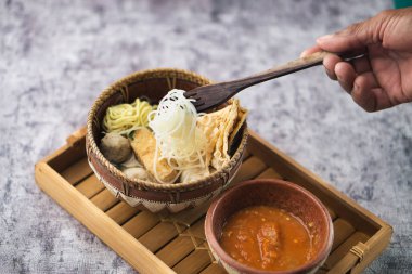 Malang Köfteleri, kırsal ve büyüleyici bir düzende baharatlı acı biber sosuyla servis edilir. Kültürel mutfak sanatı ve lezzetli mutfaklar sergilenir.