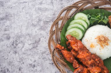 Baharatlı şiş et, geleneksel pirinç ve kabuklu bambu sepetinde sunulan taze eşlikçilerden oluşan ağız sulandırıcı bir servis.