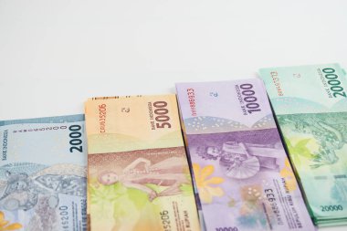 Değişik banknotlardan oluşan renkli Endonezya Rupiah banknotları sırayla düzenlendi, para ve finans sergilendi. Endonezya 'da ekonomik ve parasal temalar için ideal, para yönetimi, ticaret ve finansmanın vurgulanması