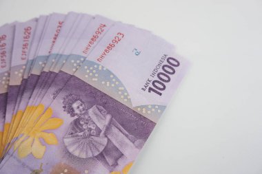 Endonezya Rupiah para birimi banknotları, canlı tasarımlar ve ayrıntıları beyaz bir zeminde sergiliyor. Finans, tasarruf ve Endonezya parasal sistemini temsil eder