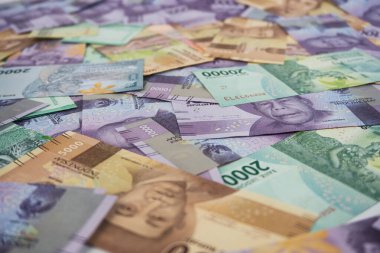 Ekonomi ve para birimini temsil eden renkli Endonezya banknotlarının bir araya toplanması. Resim finans, zenginlik, ticaret ve parasal işlemler temaları iletir