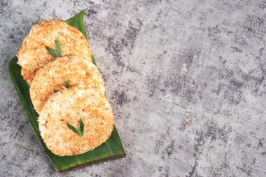Sagon tipik bir Endonezya kekidir. Glutinous rice un ve rendelenmiş hindistan cevizinden yapılır. Sagon 'un ısırıldığında tatlı, tuzlu ve çıtır bir tadı vardır. Kompozisyon: Beyaz Glutinous unu, rendelenmiş hindistan cevizi, granüle şeker, tuz, su, pandan yaprakları..