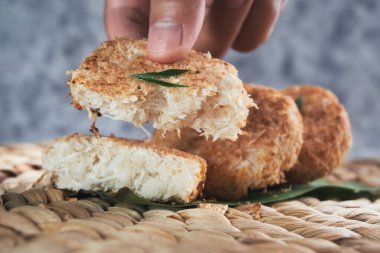 Sagon tipik bir Endonezya kekidir. Glutinous rice un ve rendelenmiş hindistan cevizinden yapılır. Sagon 'un ısırıldığında tatlı, tuzlu ve çıtır bir tadı vardır. Kompozisyon: Beyaz Glutinous unu, rendelenmiş hindistan cevizi, granüle şeker, tuz, su, pandan yaprakları..