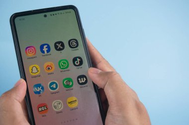 Sleman, Endonezya - 02 Ocak 2025: Çeşitli sosyal medya uygulama simgelerinin (Instagram, Facebook, X, Snapchat, Weibo, TikTok, vb. Modern dünyada çevrimiçi bağlantı ve dijital iletişimi sembolize ediyor. 